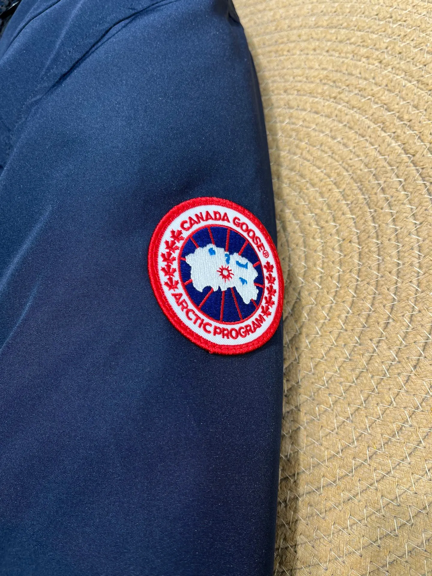 P860 Canada goose/Canada Goose 05 model 2580LA CANADA GOOSE/Canada Goose Rossclair parka women's down jacket, authentic original clothing molding, all accessories are custom-made from the original factory. This model is very unique. The zipper at the back can be opened to change into a dovetail style, with diagonal pockets and a layer of hidden pockets underneath. The official website has become a popular model. The softness and hardness of the fabric are compared with the genuine ones. It can be restored by kneading at will (fabric misunderstanding: fabrics with high hardness are not waterproof. Only those who buy the latest genuine version this year will notice the softness and comfort of the fabrics). The down is synchronized with the genuine white duck down. It is fluffy and not lumpy. The electronically controlled down charging machine is used to fill the zippers with customized genuine YKK zippers. High hardness and no lag. The fur collar is purchased from the same manufacturer as Wolf Hair. (Cooperative factory 2019 Canadian wolf skin auction and Big Goose official auction of wolf skin fur collars on the same site) All workmanship and wiring are controlled by workers with more than ten years of service. They must be horizontal and vertical, and are not crooked. The density of the inner wiring is more exquisite. Compare at will. Big goose label, collar label, washed label, hang tag, zipper rope, pocket label, back label, collar velvet, Velcro fasteners, all details of the cuffs are updated simultaneously with the original product, the best version, and the most complete color matching. The fighter in World 05 battles various world goods. Size: XS-XL